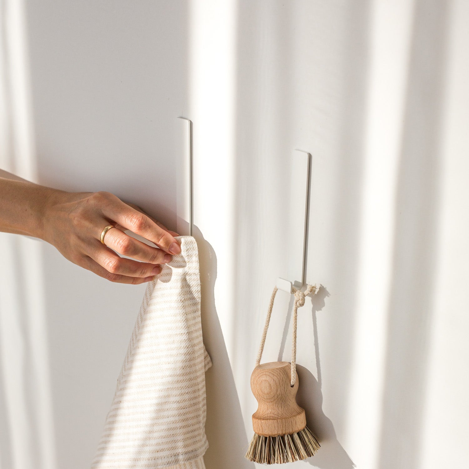 Pales - no-drill wall hook